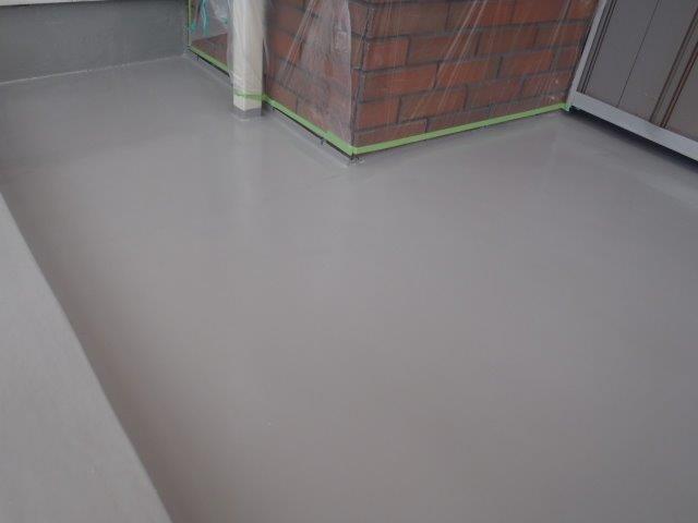 岸和田市池尻町のベランダにトップコート塗布完了