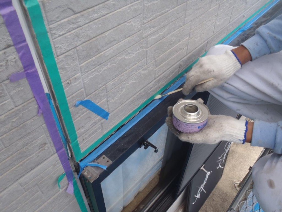 岸和田市西之内町のサッシ回りなどの目地にプライマー塗布