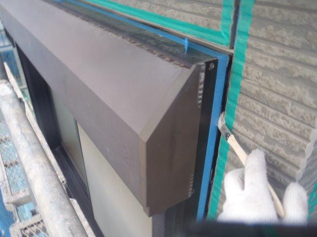 貝塚市のサッシ回りにプライマー塗布