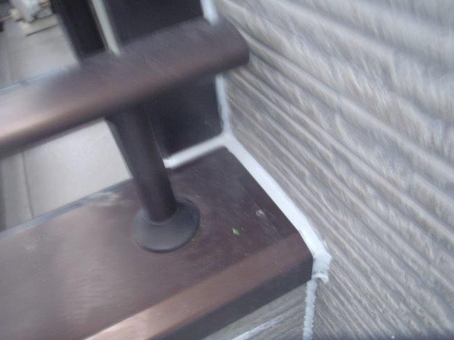 貝塚市のベランダの手すりの取り合いにもシーリング充填