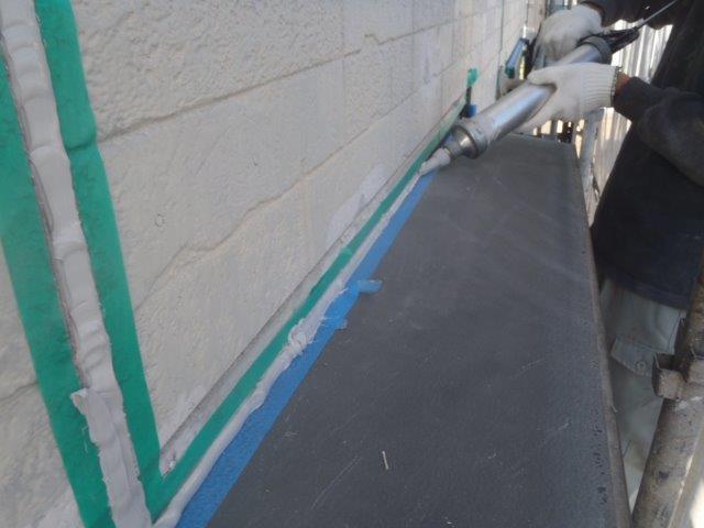 泉佐野市の庇の上にシーリング充填