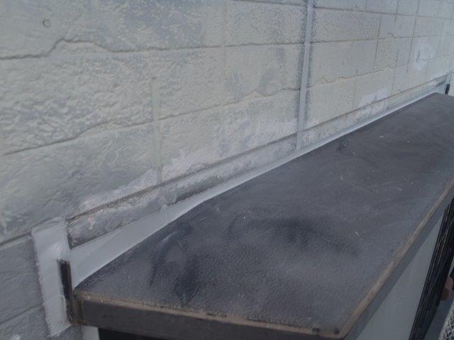 泉佐野市のシーリングをヘラで押さえて打ち替え完了