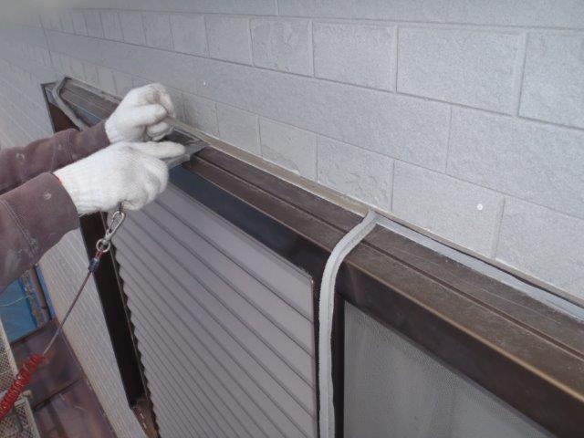 岸和田市尾生町のサッシ回りの既存シーリング撤去