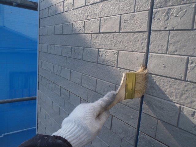 岸和田市尾生町のサイディング目地を刷毛で掃除