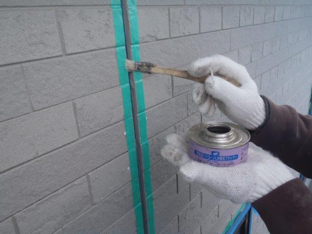 岸和田市尾生町のサイディング目地にプライマー塗布