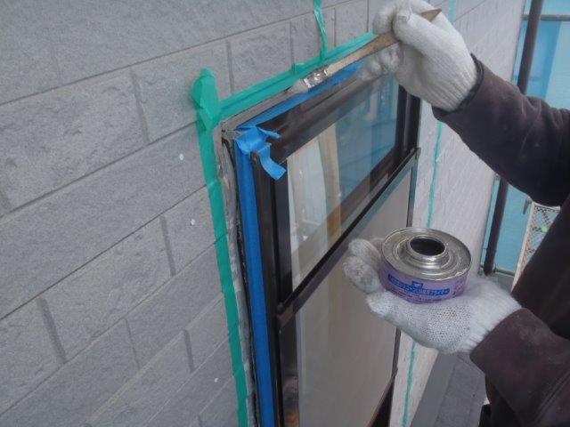 岸和田市尾生町のサッシ回りにプライマー塗布