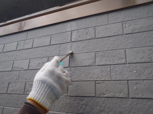岸和田市尾生町のサイディングのクラックにプライマー塗布