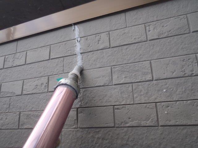 岸和田市尾生町のサイディングのクラックにシーリング充填