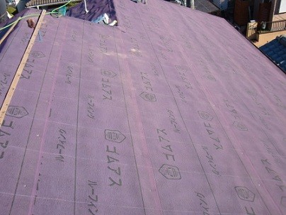 岸和田市天神山町の和瓦の葺き替えで野地板と防水シート貼り