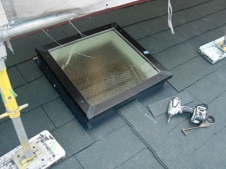 岸和田市上松町で屋根葺き替えと同時に天窓を取付ました！