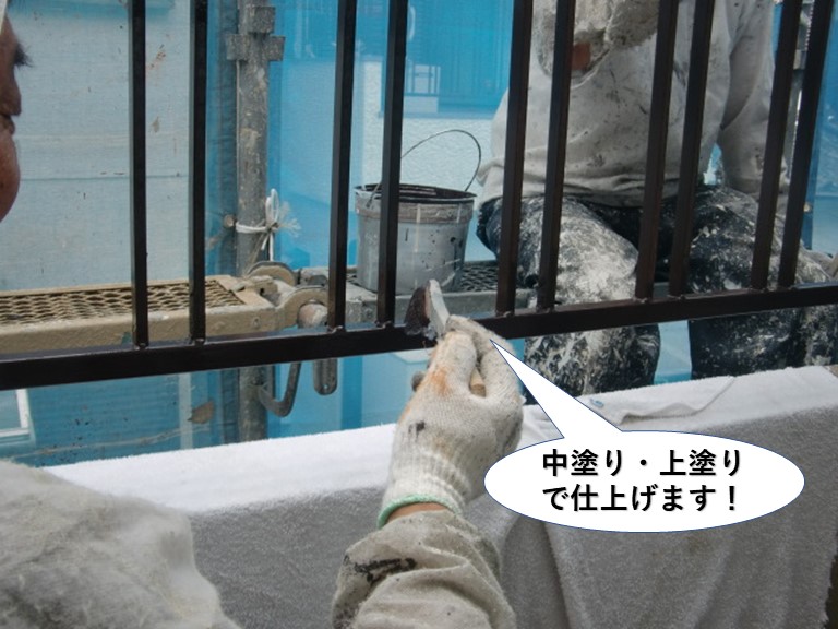 熊取町の手すりを中塗り・上塗りで仕上げます