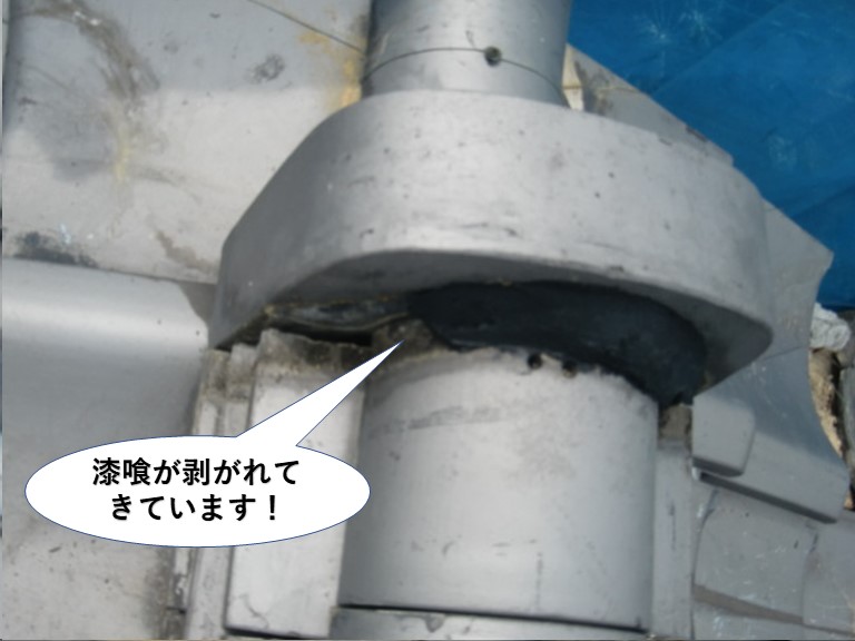 岸和田市の屋根の漆喰が剥がれてきています