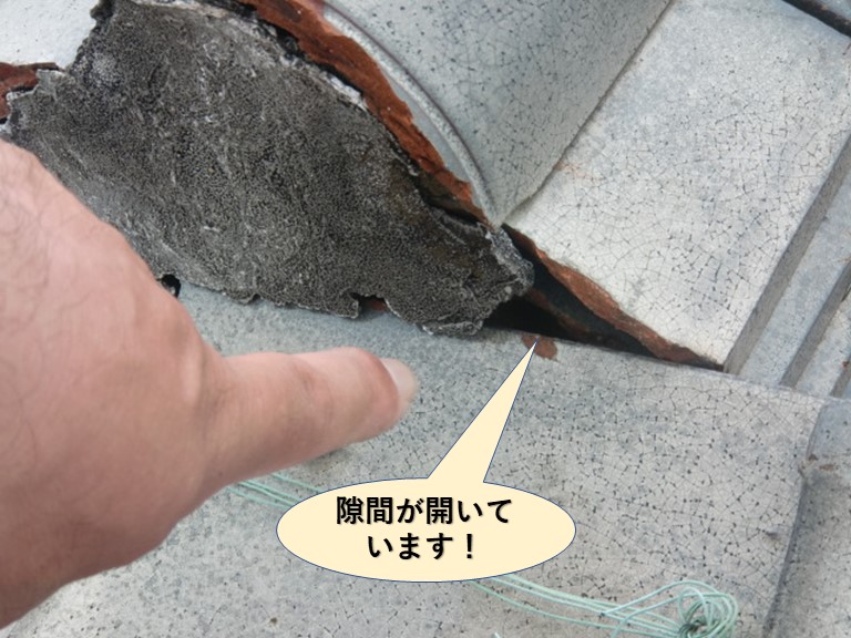 鬼瓦の反対側も漆喰が剥がれて隙間が開いています