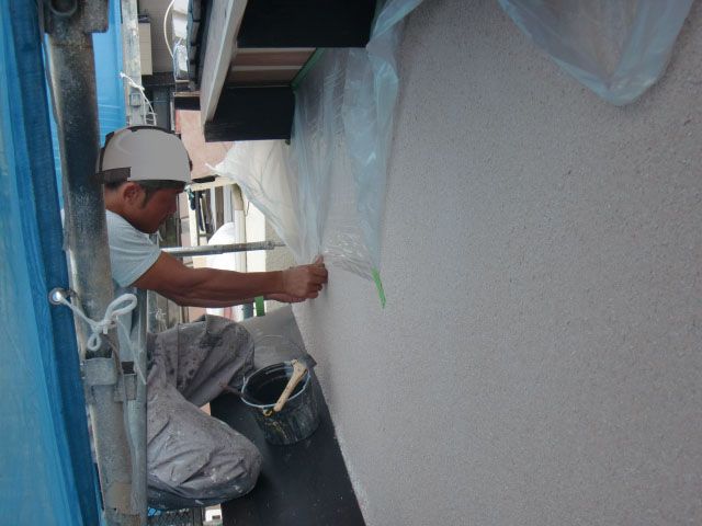 貝塚市永吉で塗装前に養生中