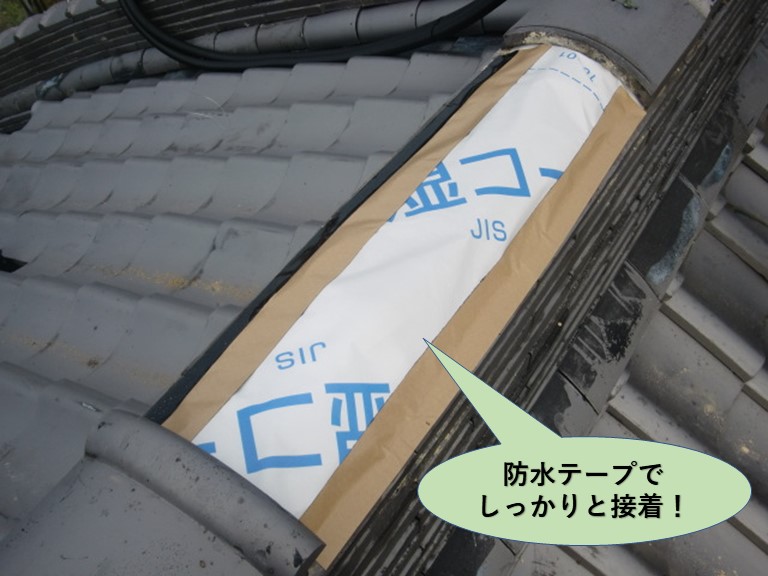 岸和田市の大屋根の棟を防水テープでしっかりと接着