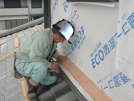 岸和田市東大路町の和瓦の屋根葺替えで板金下地処理など