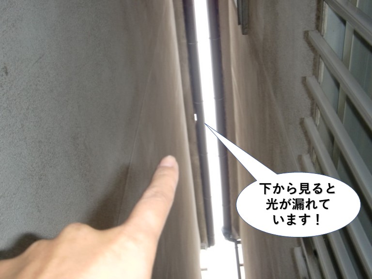 忠岡町で下から見ると光が漏れています