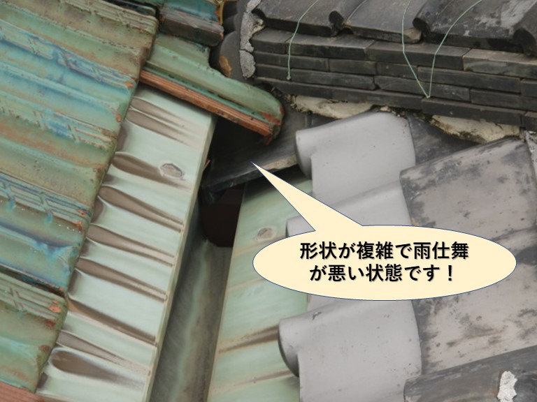 岸和田市の樋の形状が複雑で雨仕舞が悪い