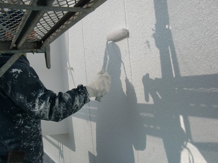 岸和田市上松町の外壁塗装で上塗りの工程