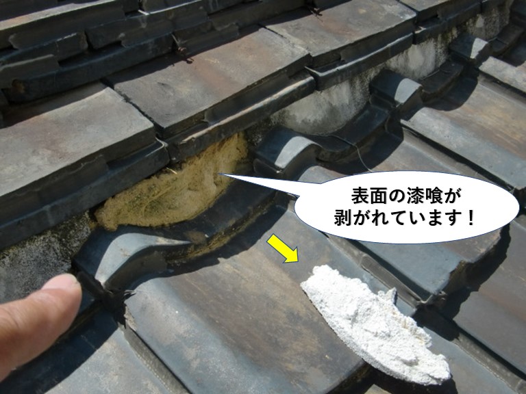 泉大津市の棟の表面の漆喰が剥がれています