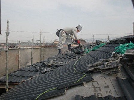 岸和田市土生町で屋根の洋瓦の葺き替えと棟瓦の設置
