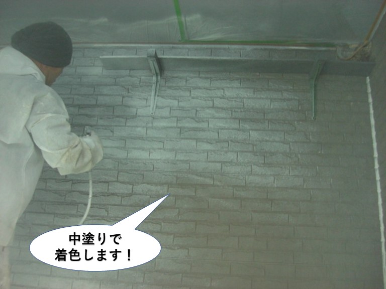 忠岡町の外壁を中塗りで着色