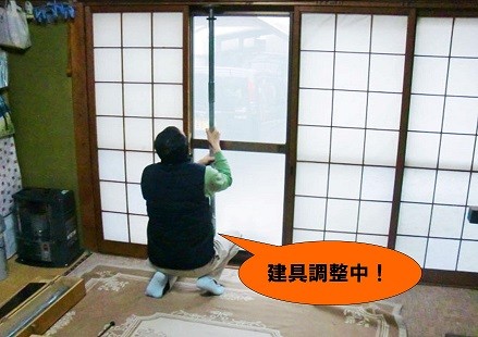 岸和田市箕土路町のベランダ屋根入替工事で建具調整