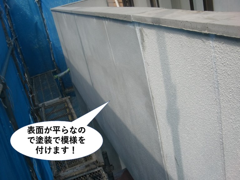 岸和田市の壁の表面が平らなので塗装で模様を付けます