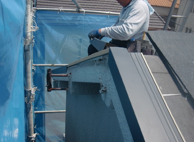 岸和田市藤井町で屋根のケラバに水切り設置