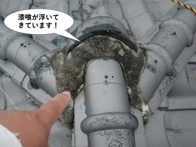 熊取町の鬼瓦の取り合いの漆喰が浮いてきています