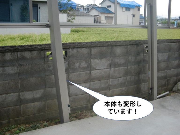 熊取町のカーポート本体も変形