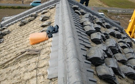 岸和田市天神山町の和瓦の葺き替えで古い瓦撤去2日目