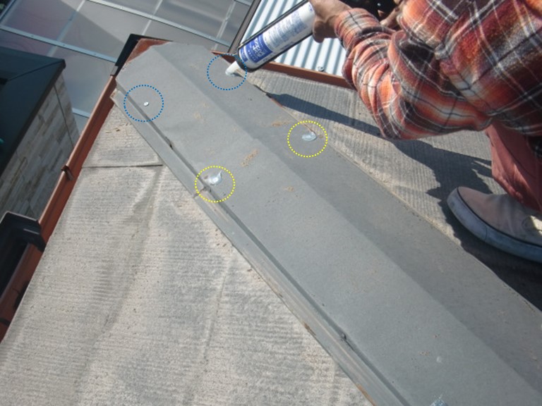 泉大津市の棟の釘をコーキングで防水