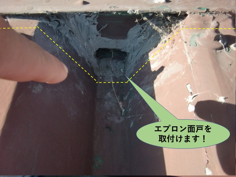 泉南郡岬町の壁際の板金のコーキングが割れています！