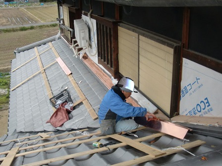 岸和田市東大路町の和瓦の屋根葺替えで銅板水切りの設置と樋修理