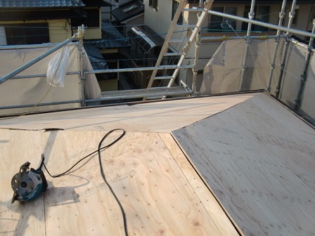 岸和田市土生町で洋瓦の屋根葺き替えで野地板・防水シート貼り