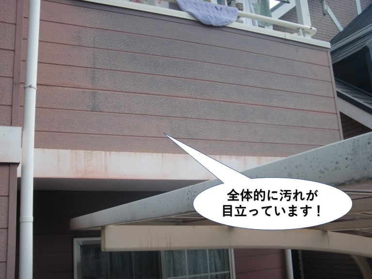 和泉市の外壁が全体的に汚れが目立っています