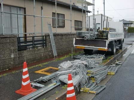 岸和田市真上町の屋根塗装と外壁塗装で足場設置