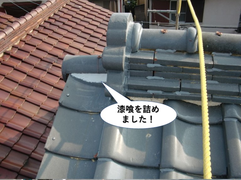 熊取町の棟巴の下に漆喰を詰めました