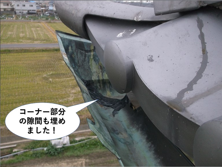 熊取町の雨樋のコーナー部分の隙間も埋めました