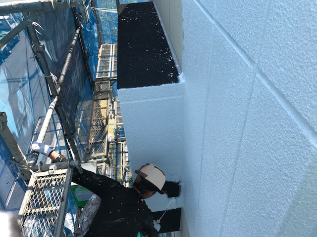 貝塚市の出窓も下塗り