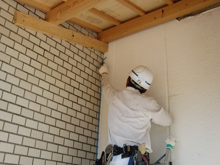 岸和田市上松町の外壁塗装でまずはクラック補修から着工