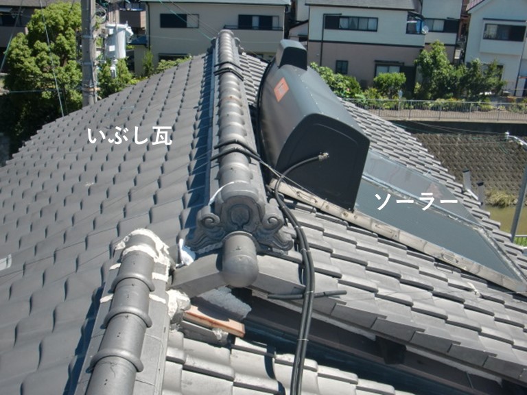 忠岡町のいぶし瓦の屋根にソーラーがのっています