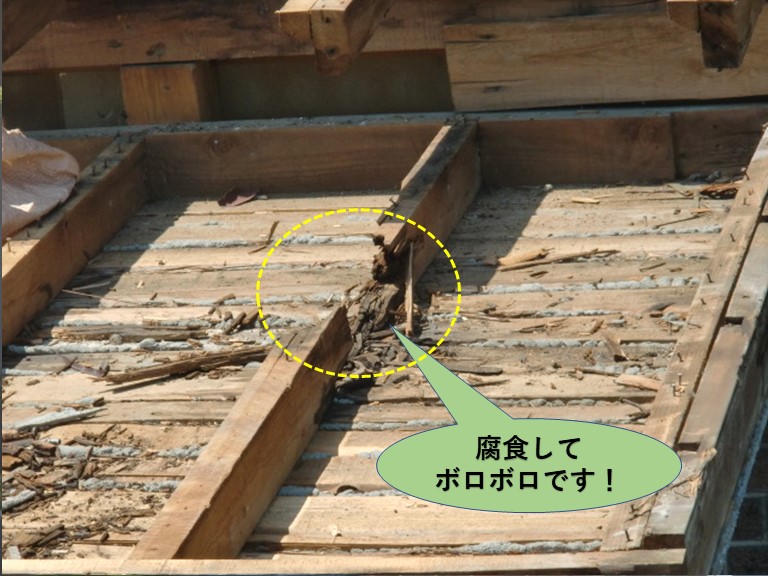 泉北郡忠岡町の玄関屋根の下地が腐食してボロボロです