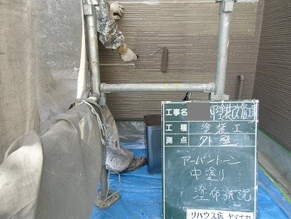 岸和田市真上町の外壁塗装と屋根塗装で外壁中塗り