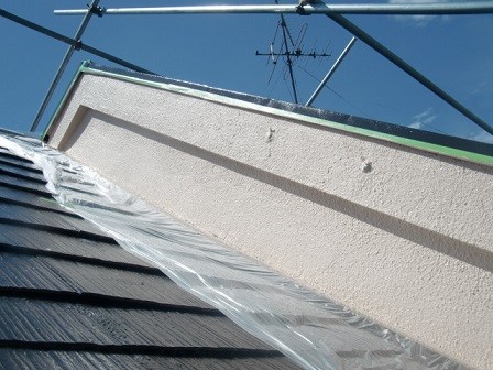 岸和田市極楽寺町で上塗り工程の屋根と外壁塗装