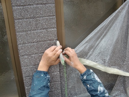 岸和田市上松町の外壁塗装で雨戸などの部分塗装や樋の取付