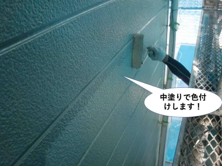 岸和田市の外壁を中塗りで色付け