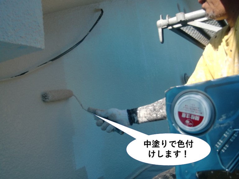 和泉市の外壁を中塗りで色付け