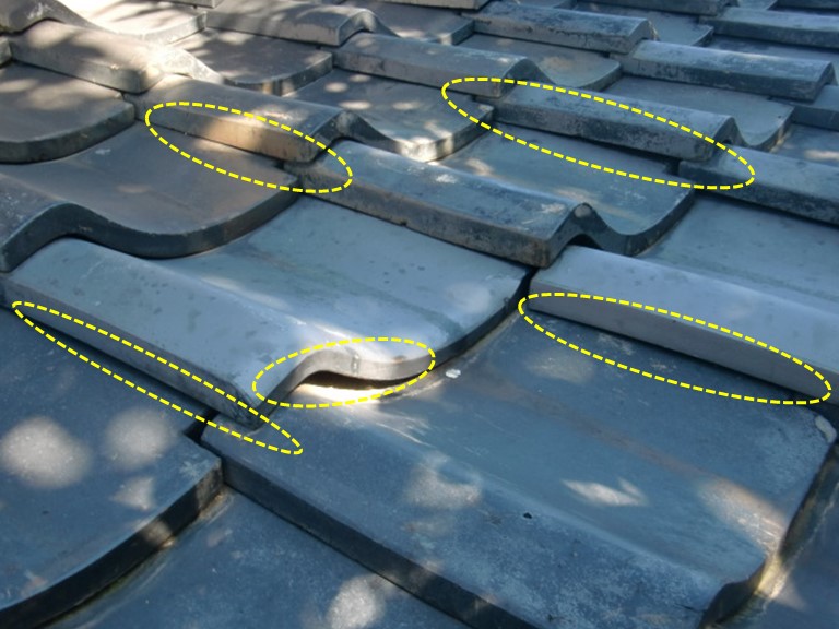 岸和田市西之内町の瓦に隙間が開いています